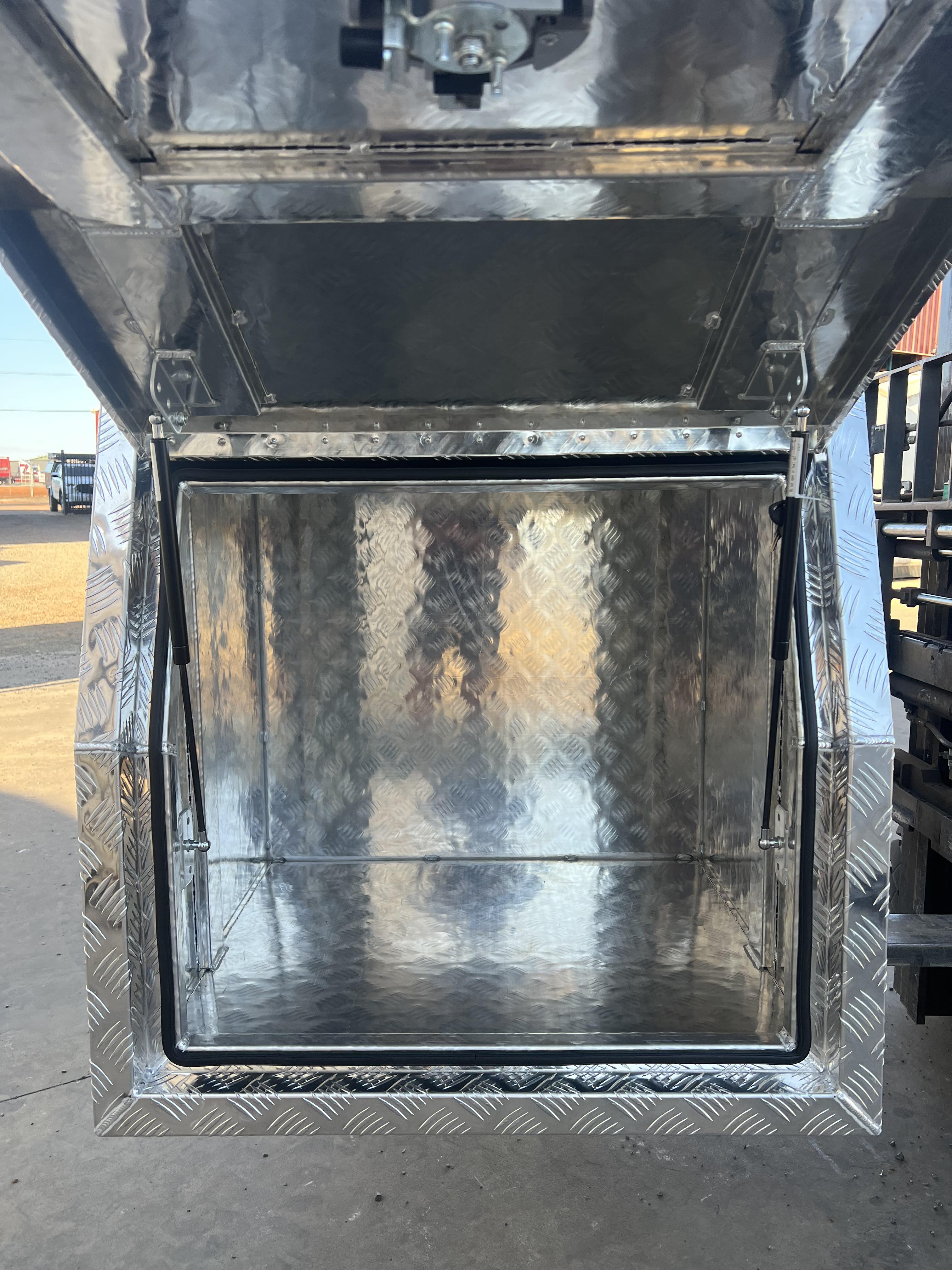 STAFFORD INDUSTRIAL DOGBOX 900MM X 1780MM X 860MM CHECKER PLATE CANOPY