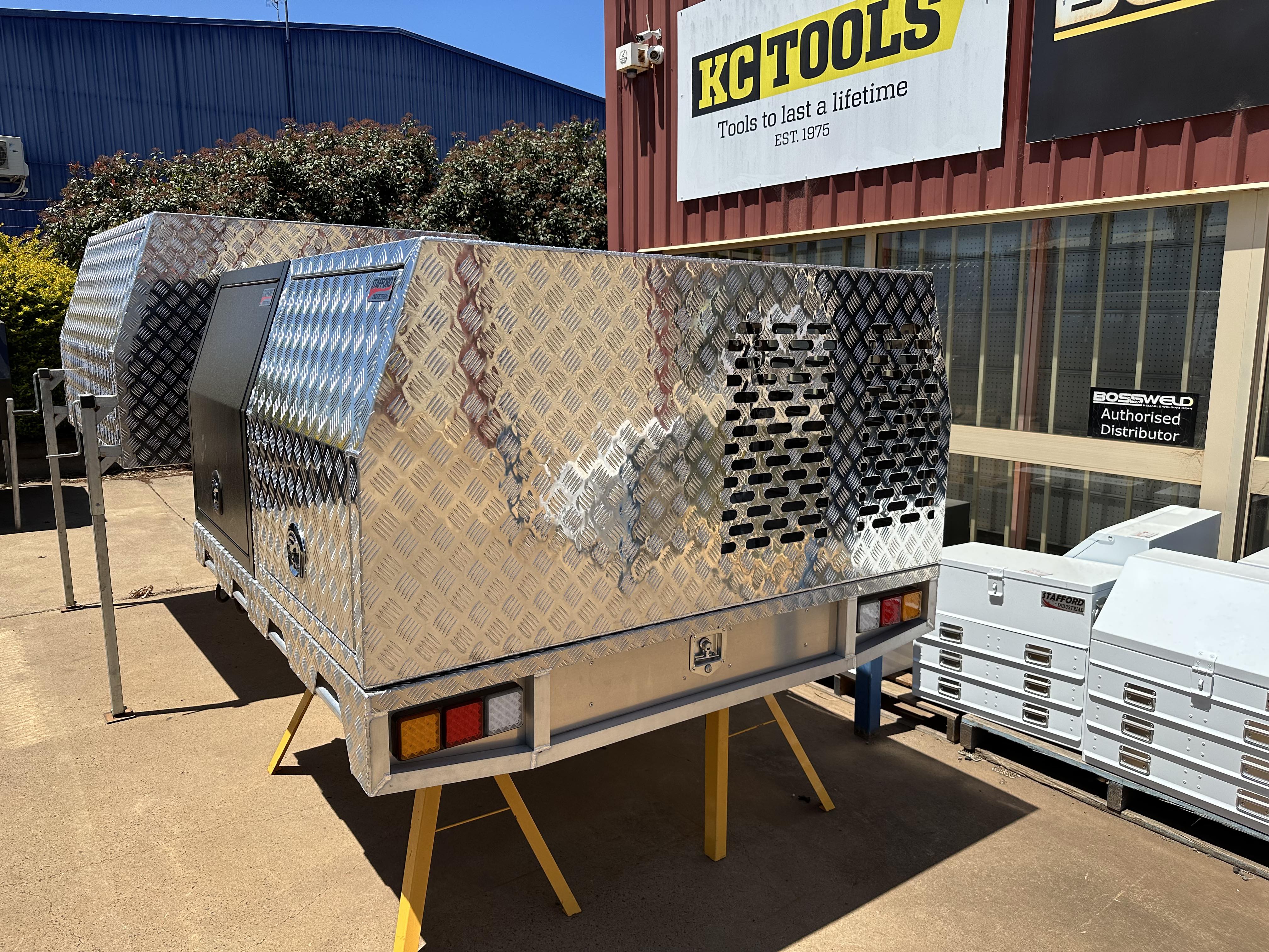 STAFFORD INDUSTRIAL DOGBOX 900MM X 1780MM X 860MM CHECKER PLATE CANOPY