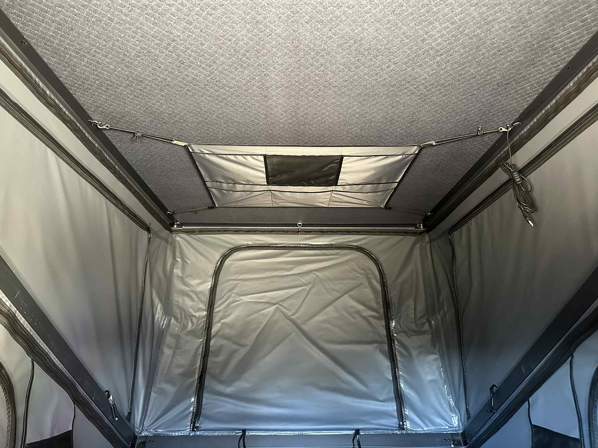ROOF TOP TENT 5CM MATTRESS 60CM LED LIGHT OPENING 210X142X120CM